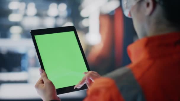 在工业生产中 技师用手触摸着色键石板 未被认可的女工程师在绿屏计算机上检查技术数据 熟练的女雇员工作工厂 — 图库视频影像