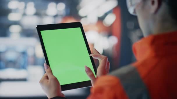 Tekniker Svepa Mockup Tablett Kontrollera Produktionsdata Industrianläggningar Närbild Okänd Uniformerad — Stockvideo