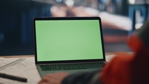 工厂专家桌上的绿色屏幕笔记本电脑关门了 未被识别的工程师在模拟监视器中查找分析生产数据 从事计算机创建技术项目的不明建筑师 — 图库视频影像