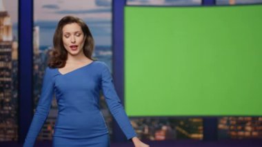Mockup TV stüdyo sunucusu hava multimedya kanalında haber yayınlıyor. Yeşil ekranda günlük olayları gösteren zarif bir kadın. Gülümseyen spiker canlı yayından bildiriyor..