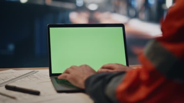 工厂工人在工厂车间里输入绿色屏幕笔记本电脑的工作已经结束 未经认可的工程师在模拟计算机上编写生产报告 建立工厂技术项目的专业技术人员 — 图库视频影像