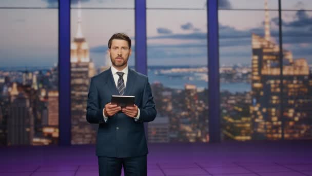 Anchorman Spricht Breaking News Stehenden Fernsehstudio Seriöser Moderator Spricht Bei — Stockvideo
