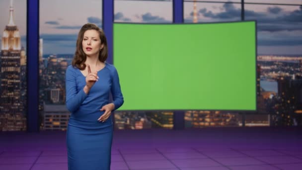 Moderatorin Präsentiert Nachrichtensendungen Auf Einer Fernsehbühne Der Nähe Des Grünen — Stockvideo