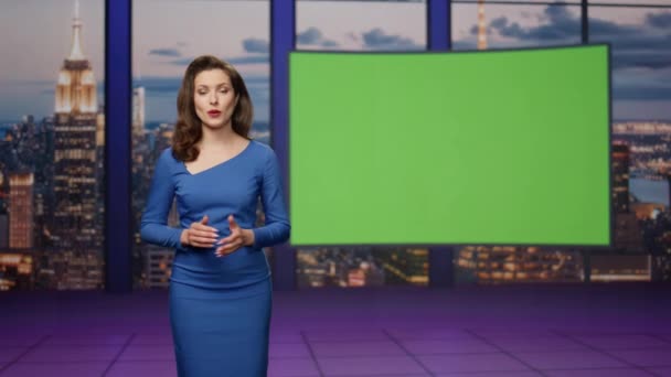 Moderatorin Greenscreen Studio Beleuchtet Tägliche Nachrichten Modernen Senderstudio Elegante Selbstbewusste — Stockvideo