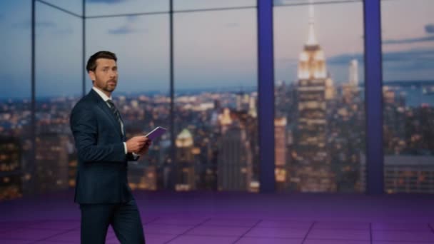 Professional Television Presenter Start Morning Newscast Standing Modern Studio Confident — Stock Video