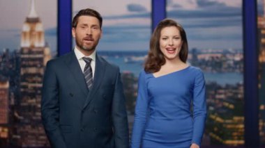 Karizmatik TV muhabirleri sabahları son dakika haberleriyle karşınızdalar. Gülümseyen çift sunucuları canlı yayında televizyon izleyicilerine işaret ediyor. İki dost canlısı sunucu kablolu kanalda haber yayınına başlıyor..