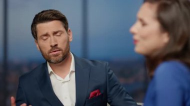 Hüzünlü talk show konuğu kanal stüdyosundaki kadın sunucuyla hayat sorununu tartışıyor. Üzgün sakallı erkek ünlü spikerle zorluk yaşıyor. Eğlence gece yarısı programı.