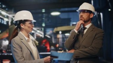 İki ortak, kasklardaki ağır sanayi üretim fabrikalarını inceliyor. Kendine güveni tam bir adam, el sıkışan kadın endüstriyel sahibi. İş ortaklığı sektörü kavramı