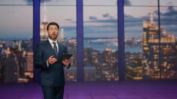 Man Presenter Lighting Breaking News Modern Studio Standing Confident Newsreader — Stock Video