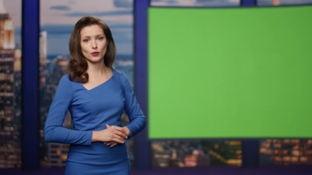 Elegante Repórter Notícias Última Hora Mostrando Informações Sobre Tela Verde — Vídeo de Stock