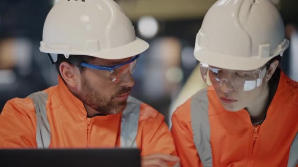 Twee Professionele Ingenieurs Spreken Samen Beschermende Helmen Uniform Close Fabrieksarbeiders — Stockvideo