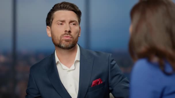 Rozrušený Televizní Show Muž Expert Mluvit Moderátorkou Vysílání Zblízka Frustrovaný — Stock video