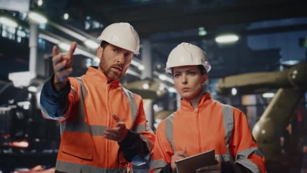 Twee Fabrieksspecialisten Controleren Werkmachines Bij Zware Industriële Productie Close Paar — Stockvideo