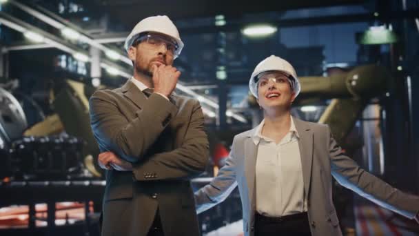 Productie Eigenaren Inspecteren Fabrieksterreinen Beschermende Helmen Close Baard Man Ondertekenen — Stockvideo