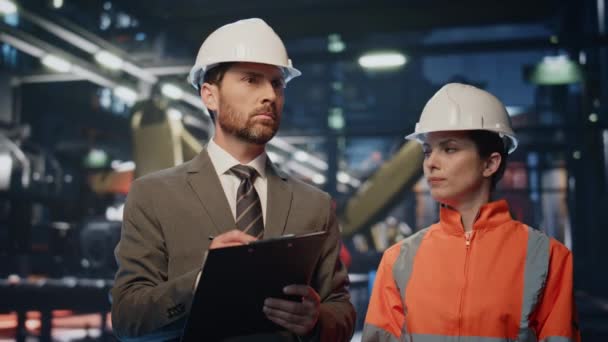 Fabriekseigenaar Inspecteert Fabriek Met Vrouwelijke Voorman Beschermende Helm Close Zelfverzekerde — Stockvideo