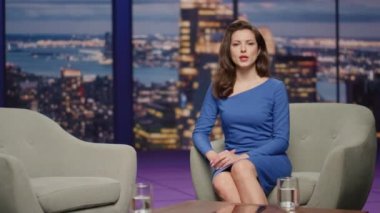 Kanal stüdyosunda üzgün bir adamı sunan ciddi bir talk show sunucusu. Üzgün sakallı, erkek, televizyon programındaki izleyicilerle yaşam sorununu paylaşıyor. Mutsuz bir adama sempati duyan güzel bir spiker..