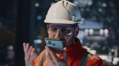 Üretim merkezindeki akıllı telefondan bağıran çılgın mühendis. Sinirli duygusal fabrika müdürü cep telefonuna bağırıyor donanım arızasından memnun değil. Kızgın girişimci patron bağırıyor