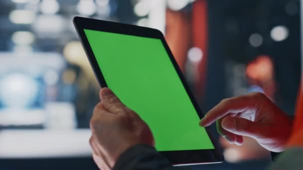 Μηχανικός Χέρια Που Εργάζονται Πράσινη Οθόνη Tablet Στο Εργοστάσιο Εργαστήριο — Αρχείο Βίντεο