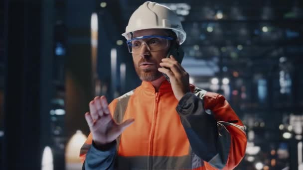 Fabriksspecialist Talar Mobiltelefon Stor Modern Produktionsanläggning Nära Håll Porträtt Glad — Stockvideo