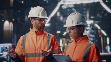 Fabrika teknisyeni üretim sürecini üretim tesisinde tabletli kadın denetçiye açıklıyor. Zeki iki mühendis ortaklığı tartışıyor. Birkaç tamirci fabrikada çalışıyor..