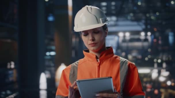 Důvěryhodný Inspektor Analyzující Výrobní Ukazatele Tabletu Zblízka Uniformovaný Ženský Inženýr — Stock video