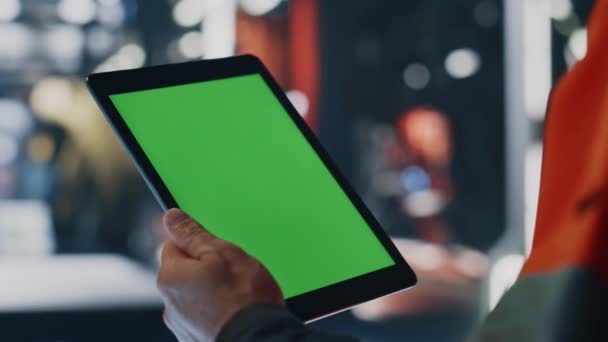 Ruka Inženýra Drží Tabletu Výrobním Závodě Zblízka Neznámý Technik Vypadá — Stock video