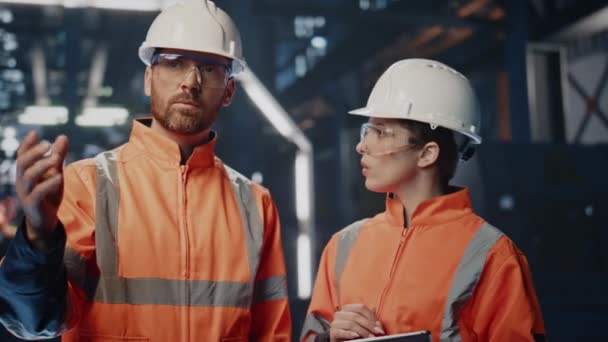 Fabriksingenjör Visar Modern Produktionsanläggning För Kvinnlig Arbetsledare Med Surfplatta Nära — Stockvideo