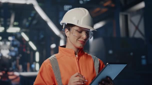 Жінка Інженер Тримає Показники Виробництва Планшетів Сучасного Промислового Підприємства Крупним — стокове відео