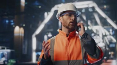 Nitelikli mühendis cep telefonundan konuşuyor iş talimatlarını yakından veriyor. Yetenekli fabrika işçisi akıllı telefondan üretim geliştirmeyi tartışıyor. Ciddi teknisyen telefonla sipariş veriyor..