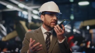 Kızgın patron, yapım atölyesinde akıllı telefon diye bağırıyor. Sinirli duygusal mühendis cep telefonu hoparlöründen bağırıyor. Öfkeli imalat sahibi memnun olmayan bir cep telefonu görüşmesi yaptı..