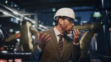 Kızgın fabrika sahibi üretim merkezinden akıllı telefonu arıyor. Kask takmış öfkeli bir mühendis cep telefonundan duygusal jestler yapıyor. Çılgın işadamı memnun olmayan fabrika işi cep telefonu diye bağırıyor.