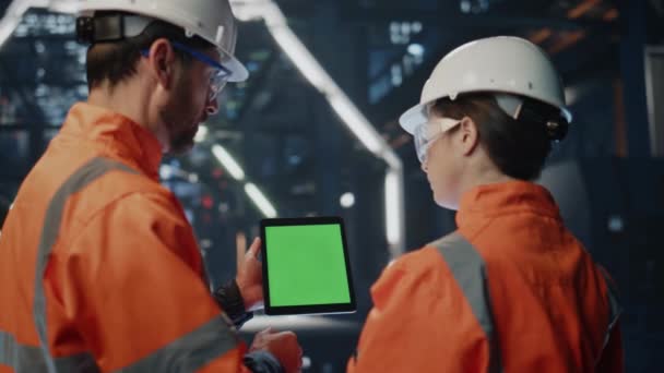 Dva Inženýři Hledají Makupy Tablet Diskutovat Technické Údaje Hutnictví Továrny — Stock video