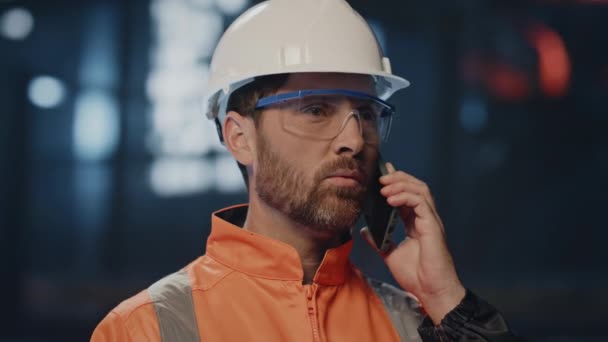 Výrobní Pracovník Mluví Mobilní Telefon Diskutovat Tovární Práce Zblízka Důvěryhodný — Stock video