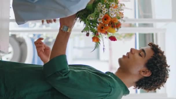 Šťastný Kupující Koupit Květiny Kytice Složení Obchodě Vertikální Veselé Černé — Stock video