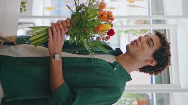 Усміхнений Клієнт Купує Квіткову Композицію Букетному Магазині Вертикально Крупним Планом — стокове відео