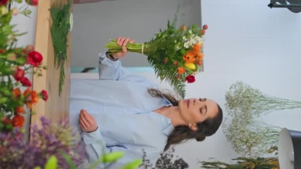 Agradecido Cliente Tienda Flores Tienda Plantas Verticalmente Feliz Florista Trabajador — Vídeos de Stock