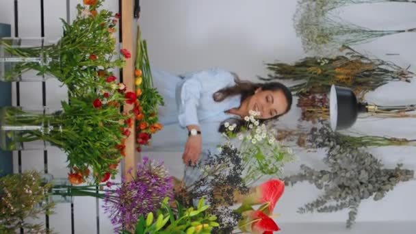 Travl Blomsterhandler Pige Arbejde Blomst Sammensætning Blomsterbutikken Lodret Smilende Sælger – Stock-video