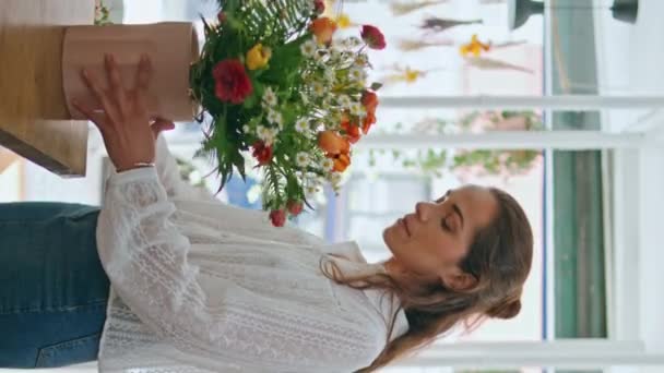 Çiçekçi Dükkanının Perakendecisi Güzel Bahar Bitkisi Işindeki Buketi Dikey Yapıyor — Stok video