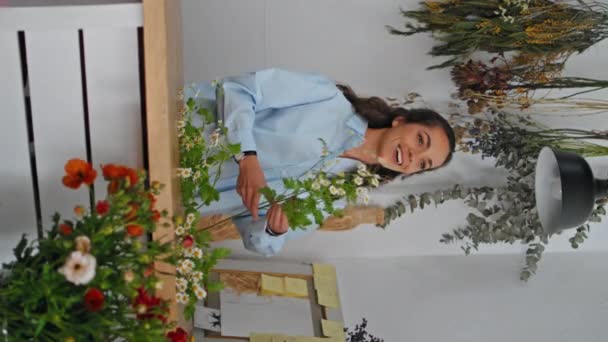 Güzel Bir Çiçekçi Çiçekçide Dikey Olarak Çiçek Satar Genç Kadını — Stok video