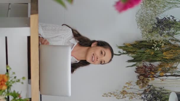 Välkomnande Kvinna Florist Arbete Blomma Butik Vertikal Glad Företagare Ler — Stockvideo