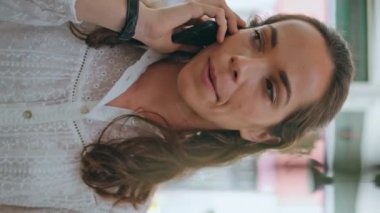 Çekici girişimci çiçekçi dükkanında dikey olarak akıllı telefon dijital cihazıyla konuşur. Çiçekçide müşterilerden bahseden genç CEO 'yu kapat ve çiçek siparişi ver. İletişim teknolojisi.