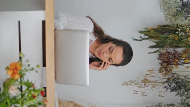 Biznes Kwiaciarnia Rozmawiać Smartfon Online Kwiaciarni Atrakcyjna Kobieta Pracuje Laptopie — Wideo stockowe