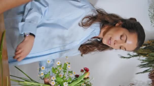 Fokuserad Kvinna Arbete Blomma Butik Vertikal Vacker Florist Gör Friska — Stockvideo