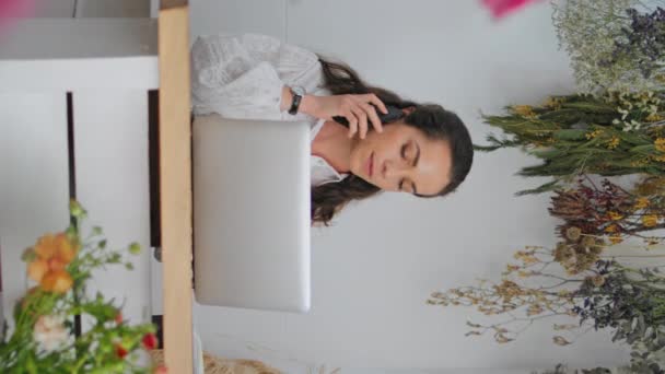 Arbetande Blomsterhandlare Ägare Prata Mobiltelefon Klient Vid Skrivbordet Upptagen Kvinna — Stockvideo