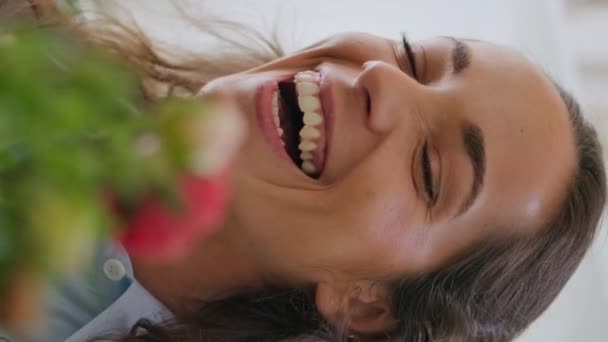 Grinende Kvinde Nyde Blomstret Sammensætning Professionel Blomsterhandler Butik Lodret Tæt – Stock-video