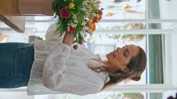 忙碌的花商在花店里做花束是垂直的 小业主在商店里摆设花卉构图 零售商妇女在植物学精品店准备产品 装饰概念 — 图库视频影像
