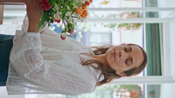 Yakın Plan Mutlu Çiçek Perakendecisi Fabrika Atölyesindeki Kameraya Dikey Bak — Stok video