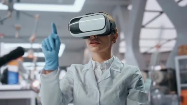 Cientista Óculos Usando Realidade Virtual Trabalhando Experimentos Científicos Laboratório Inovação — Vídeo de Stock
