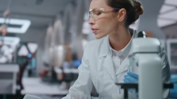 Biotechnologiczny Badacz Piszący Komputer Opracowujący Szczepionkę Medyczną Laboratorium Poważna Kobieta — Wideo stockowe