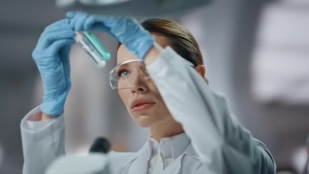 Professzionális Biokémikus Tesztcsövet Vizsgál Gyógyszerekkel Koncentrált Női Tudós Aki Kísérleti — Stock videók